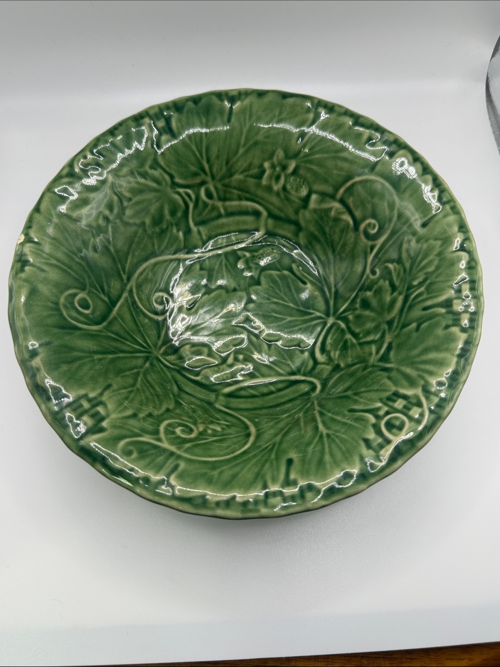 Bordallo Pinheiro Portugal Majolica Vine Pattern Chop bowl Leafy Vines